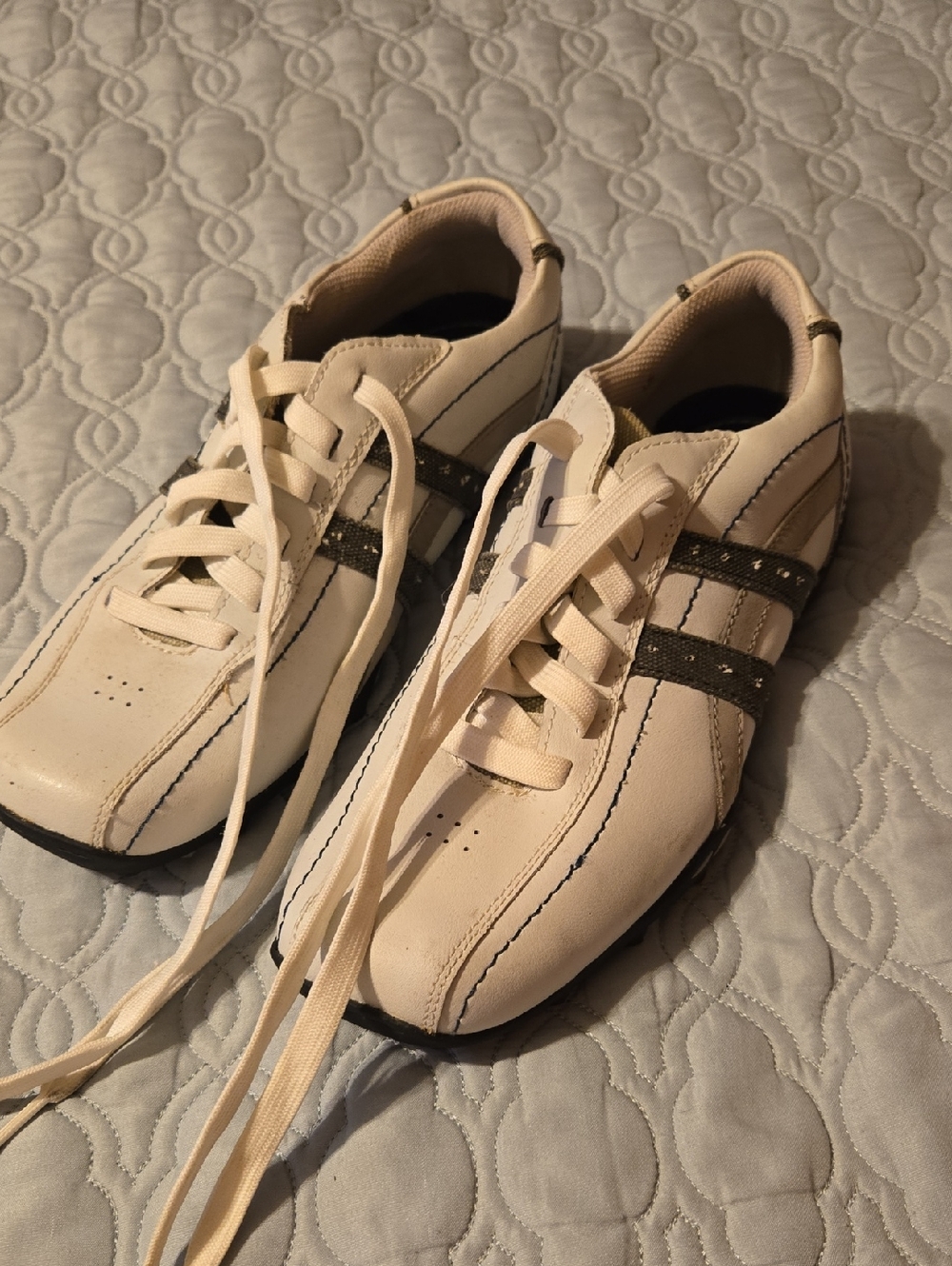 Skechers Relaxed Step Whte Athletic Shoe White With Gray Trim Square Toe